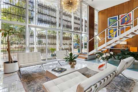 A Dazzling Midcentury Just Hit the Market for the First Time in Savannah