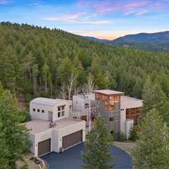 This Panoramic Colorado Home Offers Breathtaking Vistas of the Continental Divide for $2.6M