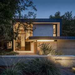 A Palo Alto Treehouse Designed Around Oaks and Redwoods