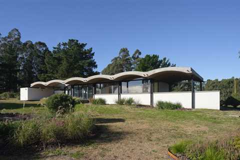 A Wave of Concrete Caps This Glass-Walled Home in Argentina