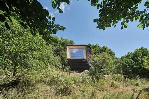 This Tiny Cabin in Spain Is Pretty Impressive for a Student Project